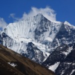 Une belle montagne enneigée