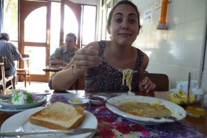 Nous avons testé le petit déjeuner traditionnel : soupe de têtes de poissons.