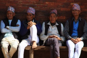 Vieux hommes en habits traditionnels