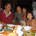 Merveilleuse famille qui nous a accueillis devant un beau repas