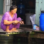 Préparation du repas au dessus de l'eau (maison flottante)
