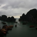 La baie, ses rochers, ses bateaux et ses touristes