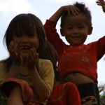 Ces enfants ont grimpé dans un arbre pour venir nous observer