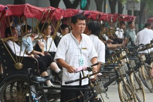 Dans le vieux Pékin, il y a des pousse-pousse partout.